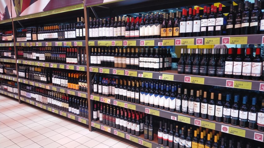 La imagen muestra un estand de vinos.