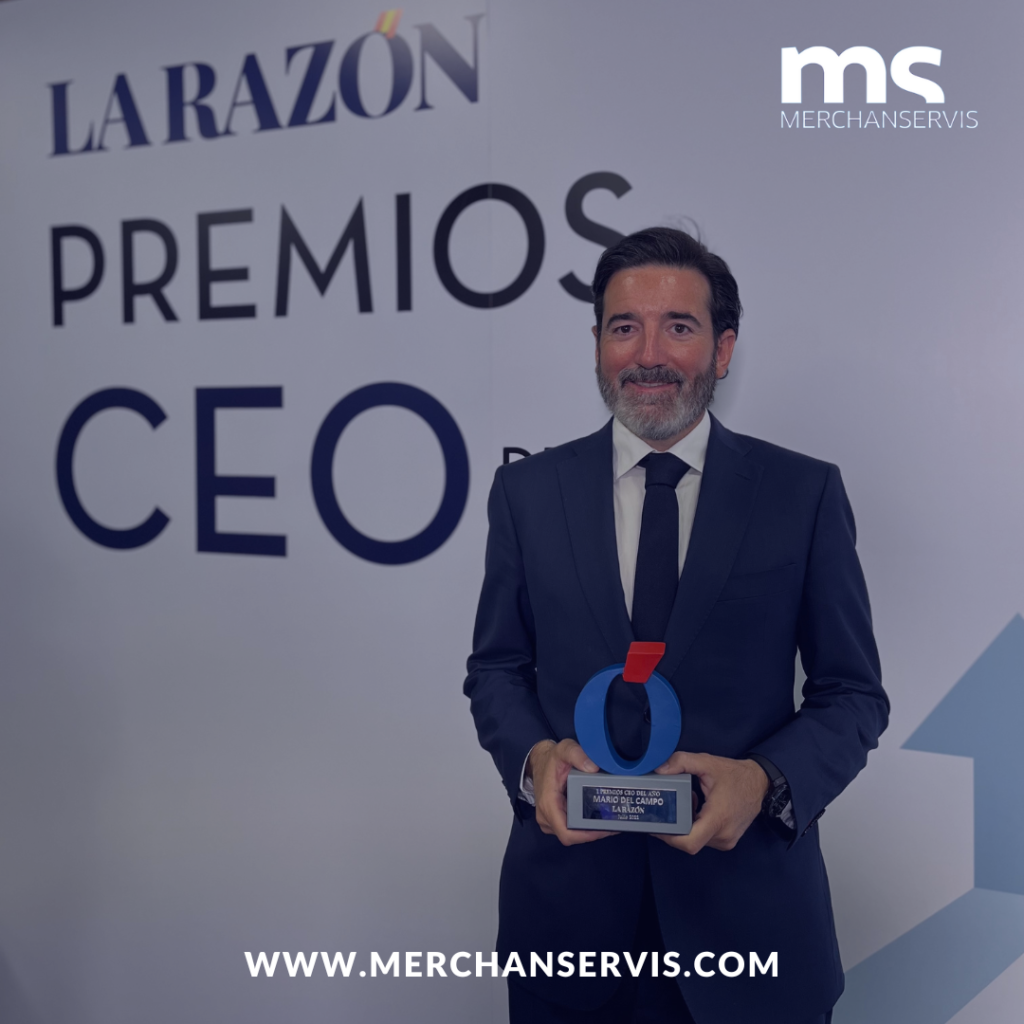 La imagen muestra a Mario del Campo, recogiendo el premio al CEO del Año.