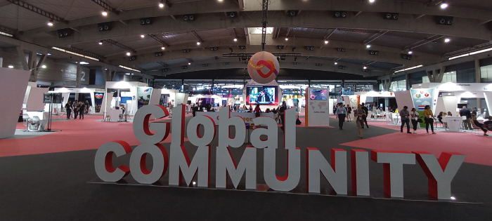 La imagen muestra el logo de "Global COMMUNITY" en el suelo de La Feria Internacional de Cardiología.