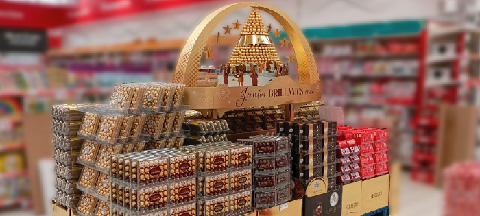La imagen muestra un estand, preparado por Merchanservis de "Ferrero Rocher".