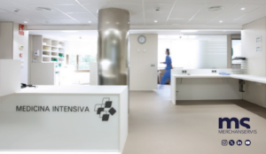 La imagen muestra el interior de las oficinas de Centro Medicina Intensiva con un logo de Merchanservis en la esquina inferior derecha, significando la colaboración con este.