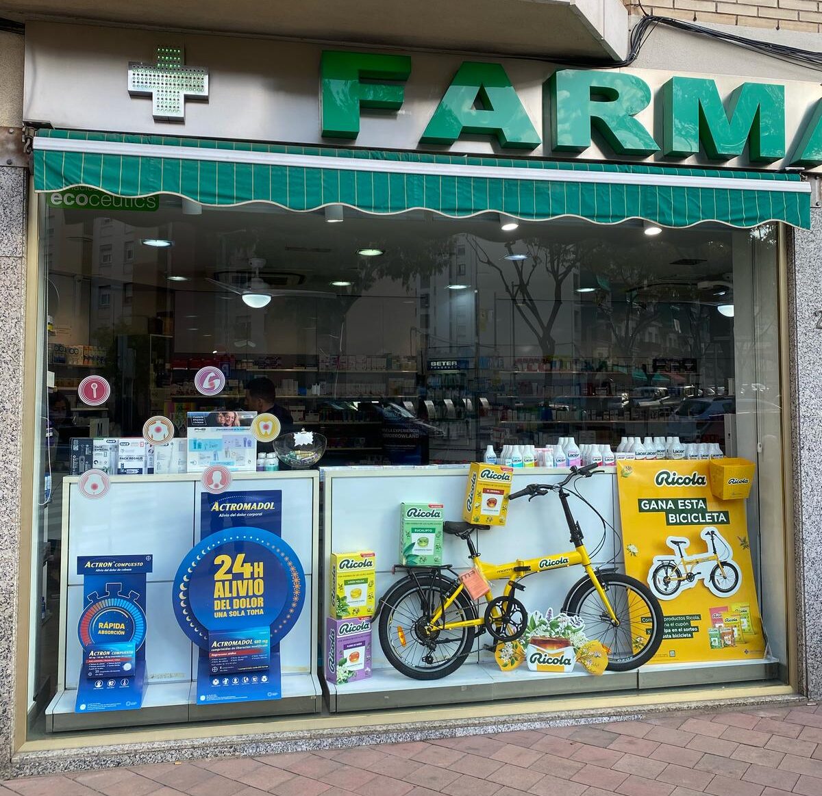 Mobiliario promocional en farmacia