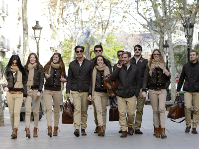 La imagen muestra como Merchanservis organiza un proyecto con Adolfo Dominguez.