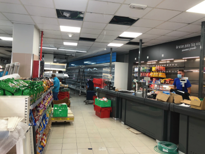 La imagen muestra como Merchanservis repone una tienda Dia.