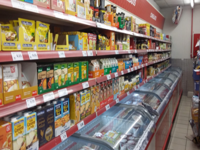 La imagen muestra como Merchanservis repone una tienda Dia.