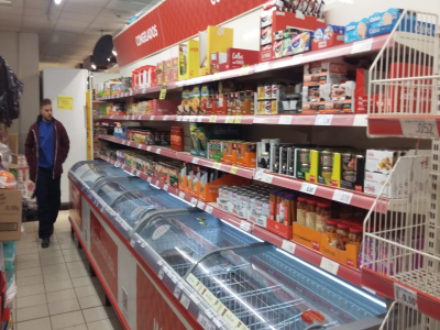 La imagen muestra como Merchanservis repone una tienda Dia.