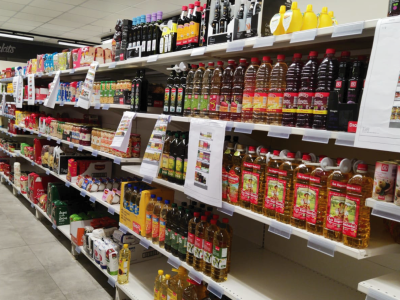 La imagen muestra como Merchanservis repone una tienda Dia.