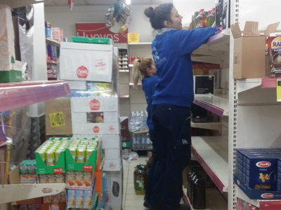 La imagen muestra como Merchanservis repone una tienda Dia.