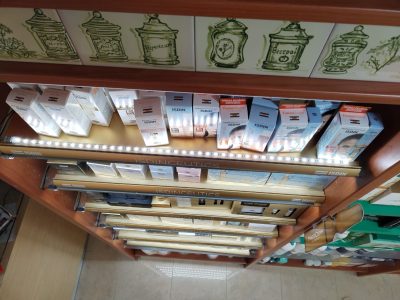 La imagen muestra un estand de Isidin preparado por Merchanservis.