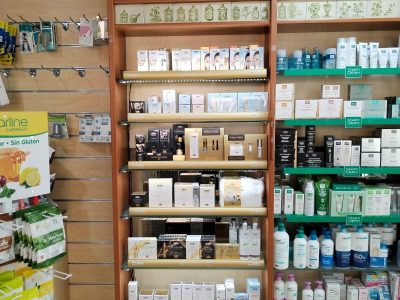 La imagen muestra un estand de Isidin preparado por Merchanservis.