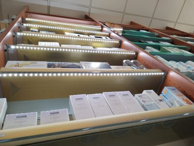 La imagen muestra un estand de Isidin preparado por Merchanservis.