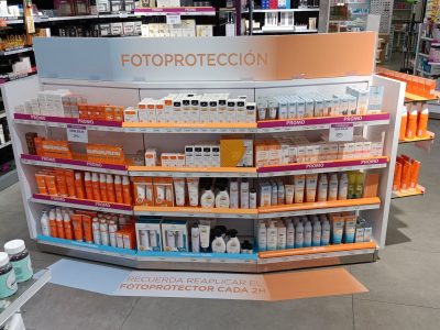 La imagen muestra un estand de Isidin preparado por Merchanservis.