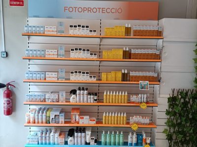 La imagen muestra un estand de Isidin preparado por Merchanservis.