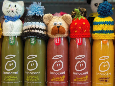 La imagen muestra las bebidas de Innocent coronadas por diferentes gorritos a medida.
