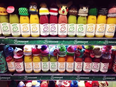 La imagen muestra un estand de Innocent.