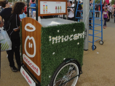 La imagen muestra un carrito decorado por Merchanservis donde se puede consumir esta bebida.