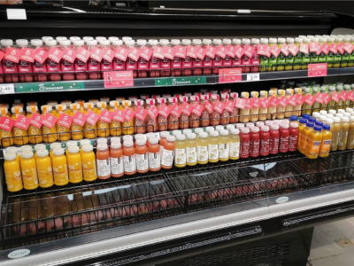 La imagen muestra un estand de Innocent.