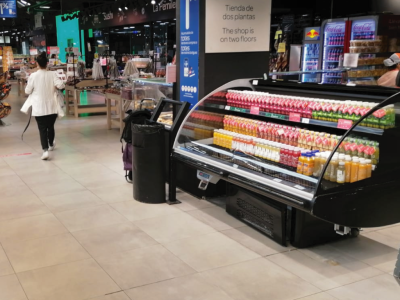 La imagen muestra un estand de Innocent.