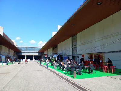 La imagen muestra lo que parece ser un bar en el exterior de MWC Barcelona.