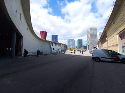 La imagen muestra el exterior de MWC Barcelona.