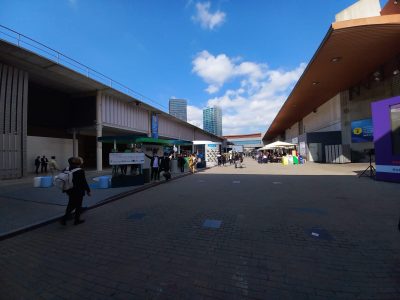 La imagen muestra el exterior de MWC Barcelona.