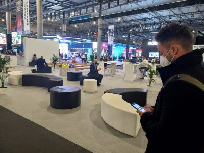 La imagen muestra a una persona en MWC Barcelona con el móvil.
