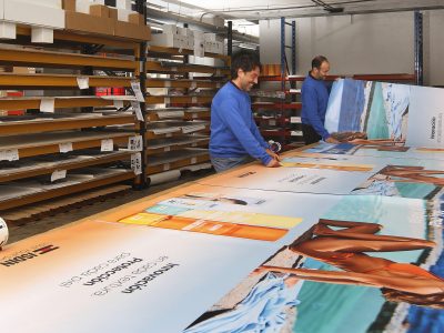 La imagen muestra como Merchanservis prepara unos vinilos para algún tipo de proyecto.
