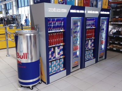 La imagen muestra un estand de Red Bull montado por Merchanservis.