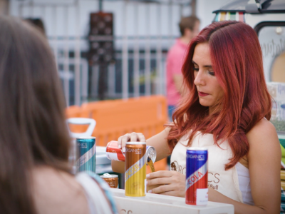 La imagen muestra como dos chicas están tomando diferentes sabores de Red Bull.