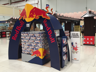 La imagen muestra un estand de Red Bull montado por Merchanservis.