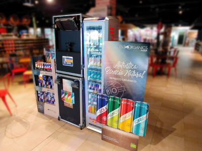 La imagen muestra un estand de Red Bull montado por Merchanservis.