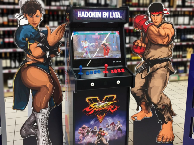 En la imagen aparece una maquina de juegos retro diseñada para jugar Street Fighter V.