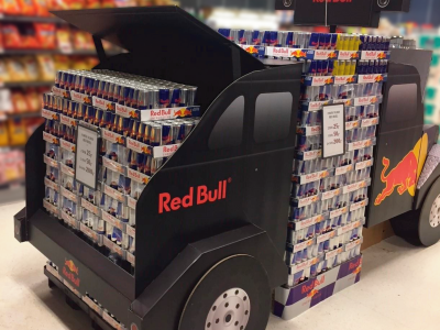 La imagen muestra un estand de Red Bull montado por Merchanservis.