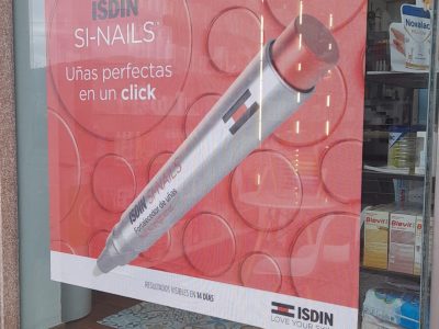 La imagen muestra un vinilo de Isidin en una tienda preparado por Merchanservis.